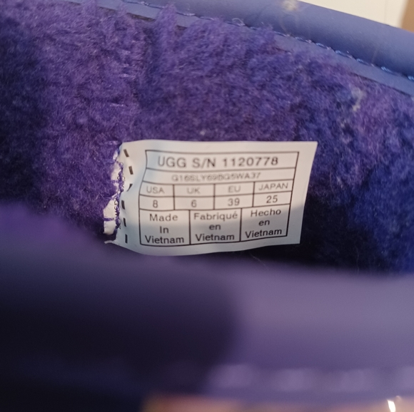 SOLD! Ugg Australia Waterproof boots - Picture 4 of 9